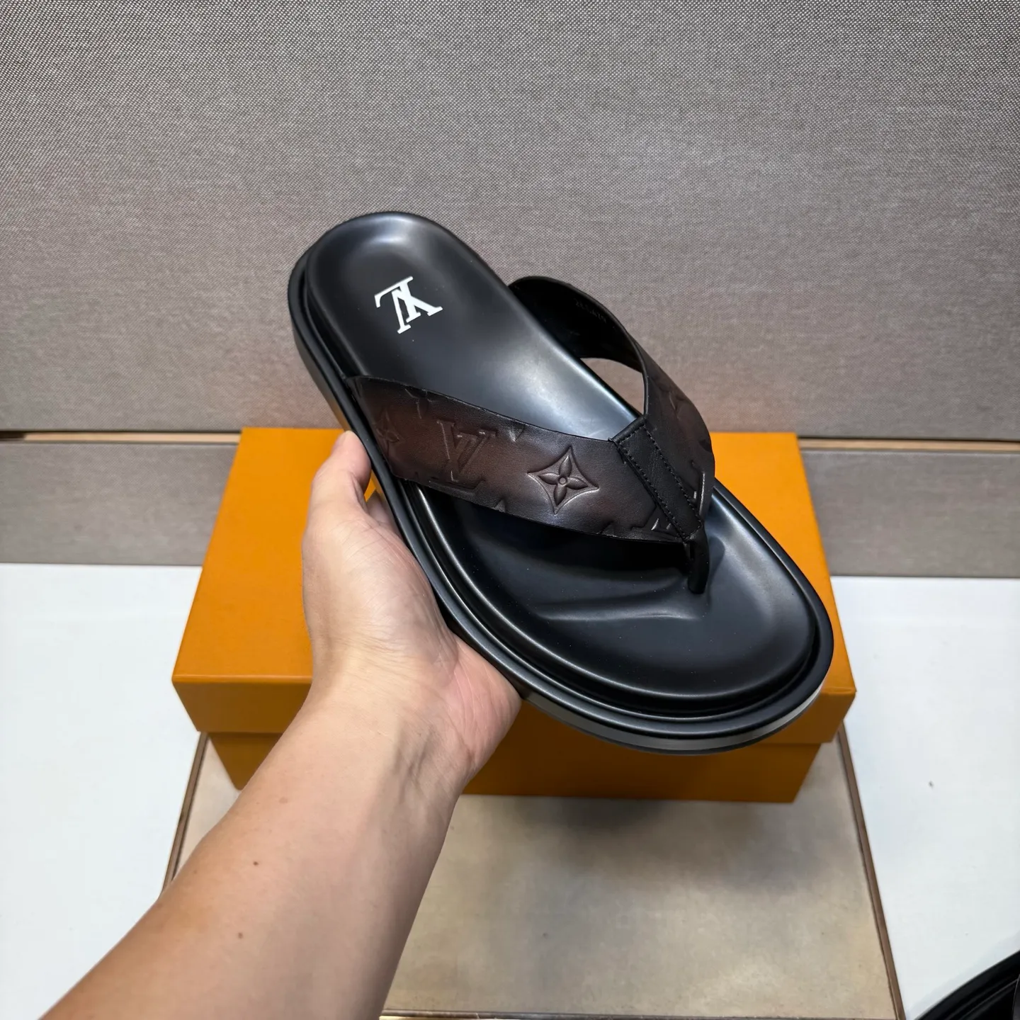 ⬛️Men's shoes 💰p400 [LV～] Men's casual slippers 2025z cabinet sales simultaneously 🔶Size: 39-44#️⃣ 🔷4 colors🔜The upper is made of cowhide stitching➕Genuine leather lining, comfortable and breathable, sole: original comfortable and wear-resistant outsole, ⚠️Real 📱Photographed🎬The real thing is better📢📢📢